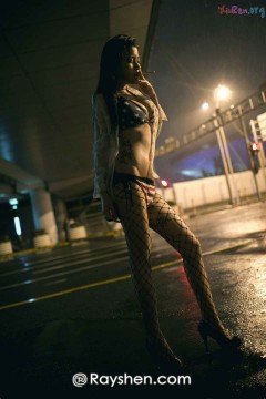 [Rayshen] 曼妙大波美眉夜幕马路薄衫裹体性感袭人